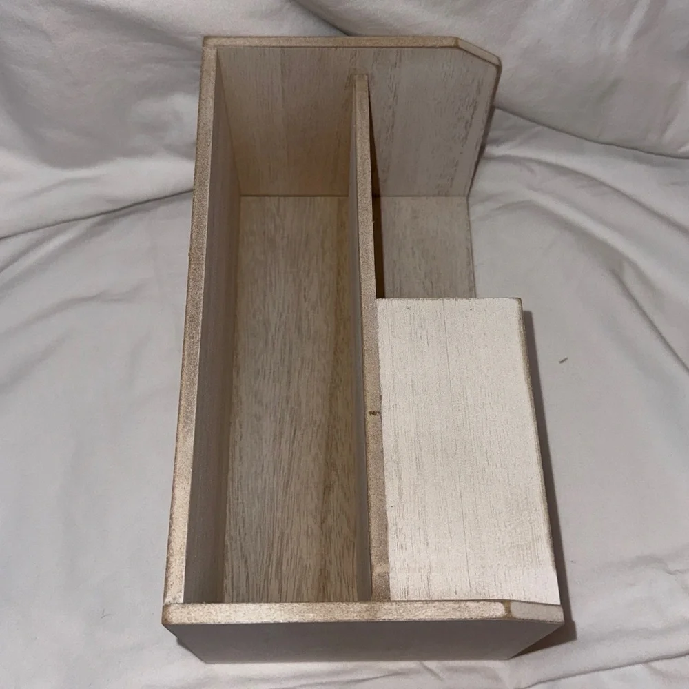 NWOT Rustic Cream Colored Wooden Calendar Mail Organizer - Picture 5 of 9